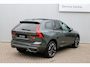 Volvo XC60 T6 Plug-in hybrid AWD Ultra Dark | Luchtvering | Panoramadak | Trekhaak | Verwarmbare voorstoelen en stuurwiel | Verwarmde achterbank | Head-up display | 360 graden camera | Premium audio by Harman Kardon | Adaptieve cruise control & pilot assist | Volledig elektrisch verstelbare stoelen met geheugen
