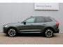 Volvo XC60 T6 Plug-in hybrid AWD Ultra Dark | Luchtvering | Panoramadak | Trekhaak | Verwarmbare voorstoelen en stuurwiel | Verwarmde achterbank | Head-up display | 360 graden camera | Premium audio by Harman Kardon | Adaptieve cruise control & pilot assist | Volledig elektrisch verstelbare stoelen met geheugen