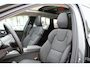 Volvo XC60 T6 Plug-in hybrid AWD Ultra Dark | Luchtvering | Panoramadak | Trekhaak | Verwarmbare voorstoelen en stuurwiel | Verwarmde achterbank | Head-up display | 360 graden camera | Premium audio by Harman Kardon | Adaptieve cruise control & pilot assist | Volledig elektrisch verstelbare stoelen met geheugen