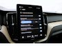 Volvo XC60 T6 Plug-in hybrid AWD Ultra Dark | Luchtvering | Panoramadak | Trekhaak | Verwarmbare voorstoelen en stuurwiel | Verwarmde achterbank | Head-up display | 360 graden camera | Premium audio by Harman Kardon | Adaptieve cruise control & pilot assist | Volledig elektrisch verstelbare stoelen met geheugen
