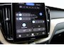 Volvo XC60 T6 Plug-in hybrid AWD Ultra Dark | Luchtvering | Panoramadak | Trekhaak | Verwarmbare voorstoelen en stuurwiel | Verwarmde achterbank | Head-up display | 360 graden camera | Premium audio by Harman Kardon | Adaptieve cruise control & pilot assist | Volledig elektrisch verstelbare stoelen met geheugen