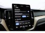 Volvo XC60 T6 Plug-in hybrid AWD Ultra Dark | Luchtvering | Panoramadak | Trekhaak | Verwarmbare voorstoelen en stuurwiel | Verwarmde achterbank | Head-up display | 360 graden camera | Premium audio by Harman Kardon | Adaptieve cruise control & pilot assist | Volledig elektrisch verstelbare stoelen met geheugen