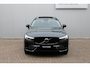 Volvo XC60 T6 Plug-in hybrid AWD Ultra Dark | Luchtvering | Panoramadak | Trekhaak | Verwarmbare voorstoelen en stuurwiel | Verwarmde achterbank | Head-up display | 360 graden camera | Premium audio by Harman Kardon | Adaptieve cruise control & pilot assist | Volledig elektrisch verstelbare stoelen met geheugen