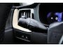 Volvo XC60 T6 Plug-in hybrid AWD Ultra Dark | Luchtvering | Panoramadak | Trekhaak | Verwarmbare voorstoelen en stuurwiel | Verwarmde achterbank | Head-up display | 360 graden camera | Premium audio by Harman Kardon | Adaptieve cruise control & pilot assist | Volledig elektrisch verstelbare stoelen met geheugen