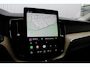 Volvo XC60 T6 Plug-in hybrid AWD Ultra Dark | Luchtvering | Panoramadak | Trekhaak | Verwarmbare voorstoelen en stuurwiel | Verwarmde achterbank | Head-up display | 360 graden camera | Premium audio by Harman Kardon | Adaptieve cruise control & pilot assist | Volledig elektrisch verstelbare stoelen met geheugen