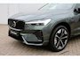 Volvo XC60 T6 Plug-in hybrid AWD Ultra Dark | Luchtvering | Panoramadak | Trekhaak | Verwarmbare voorstoelen en stuurwiel | Verwarmde achterbank | Head-up display | 360 graden camera | Premium audio by Harman Kardon | Adaptieve cruise control & pilot assist | Volledig elektrisch verstelbare stoelen met geheugen