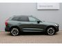 Volvo XC60 T6 Plug-in hybrid AWD Ultra Dark | Luchtvering | Panoramadak | Trekhaak | Verwarmbare voorstoelen en stuurwiel | Verwarmde achterbank | Head-up display | 360 graden camera | Premium audio by Harman Kardon | Adaptieve cruise control & pilot assist | Volledig elektrisch verstelbare stoelen met geheugen