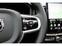 Volvo XC60 T6 Plug-in hybrid AWD Ultra Dark | Luchtvering | Panoramadak | Trekhaak | Verwarmbare voorstoelen en stuurwiel | Verwarmde achterbank | Head-up display | 360 graden camera | Premium audio by Harman Kardon | Adaptieve cruise control & pilot assist | Volledig elektrisch verstelbare stoelen met geheugen