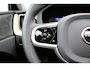 Volvo XC60 T6 Plug-in hybrid AWD Ultra Dark | Luchtvering | Panoramadak | Trekhaak | Verwarmbare voorstoelen en stuurwiel | Verwarmde achterbank | Head-up display | 360 graden camera | Premium audio by Harman Kardon | Adaptieve cruise control & pilot assist | Volledig elektrisch verstelbare stoelen met geheugen