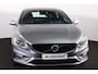 Volvo V60 T3 R-Design - Cruise control - Parkeersensoren achter - Navigatie - Trekhaak - 18' LMV