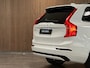 Volvo XC90 T8 AWD Recharge Plus Dark | 360 Camera | Harman Kardon | 455pk | Crystal White | Adaptieve Cruise Control | Stoelverwarming voor+achter | Stuurwielverwarming | Schuifdak | Full LED Meesturende koplampen | Pilot Assist | BLIS Dode Hoek Detectie | Elektrische voorstoelen geheugen | Lederen bekleding | Zitting verlenging voorstoelen | Lederen dashboard | 21 Inch | Google Infotainment | Keyless Drive | Privacy Glass | Elektrisch bedienbare achterklep | Geïntegreerd kinderzitje achterin | Geïntegreerde zongordijnen achterportieren | Verlichte instaplijsten | 7-Persoons | 4-Zone Climate Control | DAB Radio | Apple Carplay/Android Auto | Crystal White Metallic |