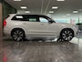 Volvo XC90 T8 AWD Recharge Plus Dark | 360 Camera | Harman Kardon | 455pk | Crystal White | Adaptieve Cruise Control | Stoelverwarming voor+achter | Stuurwielverwarming | Schuifdak | Full LED Meesturende koplampen | Pilot Assist | BLIS Dode Hoek Detectie | Elektrische voorstoelen geheugen | Lederen bekleding | Zitting verlenging voorstoelen | Lederen dashboard | 21 Inch | Google Infotainment | Keyless Drive | Privacy Glass | Elektrisch bedienbare achterklep | Geïntegreerd kinderzitje achterin | Geïntegreerde zongordijnen achterportieren | Verlichte instaplijsten | 7-Persoons | 4-Zone Climate Control | DAB Radio | Apple Carplay/Android Auto | Crystal White Metallic |