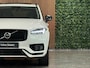 Volvo XC90 T8 AWD Recharge Plus Dark | 360 Camera | Harman Kardon | 455pk | Crystal White | Adaptieve Cruise Control | Stoelverwarming voor+achter | Stuurwielverwarming | Schuifdak | Full LED Meesturende koplampen | Pilot Assist | BLIS Dode Hoek Detectie | Elektrische voorstoelen geheugen | Lederen bekleding | Zitting verlenging voorstoelen | Lederen dashboard | 21 Inch | Google Infotainment | Keyless Drive | Privacy Glass | Elektrisch bedienbare achterklep | Geïntegreerd kinderzitje achterin | Geïntegreerde zongordijnen achterportieren | Verlichte instaplijsten | 7-Persoons | 4-Zone Climate Control | DAB Radio | Apple Carplay/Android Auto | Crystal White Metallic |