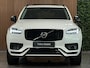 Volvo XC90 T8 AWD Recharge Plus Dark | 360 Camera | Harman Kardon | 455pk | Crystal White | Adaptieve Cruise Control | Stoelverwarming voor+achter | Stuurwielverwarming | Schuifdak | Full LED Meesturende koplampen | Pilot Assist | BLIS Dode Hoek Detectie | Elektrische voorstoelen geheugen | Lederen bekleding | Zitting verlenging voorstoelen | Lederen dashboard | 21 Inch | Google Infotainment | Keyless Drive | Privacy Glass | Elektrisch bedienbare achterklep | Geïntegreerd kinderzitje achterin | Geïntegreerde zongordijnen achterportieren | Verlichte instaplijsten | 7-Persoons | 4-Zone Climate Control | DAB Radio | Apple Carplay/Android Auto | Crystal White Metallic |