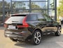 Volvo XC60 2.0 T8 Plug-in hybrid AWD Plus Dark VAN: 52.900,- VOOR: 50.877,-,- UW HERFSTVOORDEEL: 2.023,-| LUCHTVERING| PANO| HARMAN KARDON| MEMORY STOELEN| ACHTERBANK VERWARMD| HUD| 360 CAMERA| RECENT ONDERHOUD GEHAD BIJ VOLVO DEALER\ FABRIEKSGARANTIE|