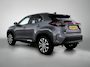 Toyota Yaris Cross 1.5 Hybrid 115 First Edition Comfort Pack | BTW voertuig | Dodehoek detectie | Stoel+stuurverwarming | Parkeersensoren voor+achter | Draadloze telefoonlader | Navigatie | Apple CarPlay/Android Auto |