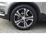 Volvo XC40 T3 Inscription | Panoramisch Schuif-/Kanteldak | Harman Kardon Premium Sound | Elektrisch verstelbare voorstoelen | Memory op bestuurdersstoel | 19 inch Lichtmetalen velgen | Lederen interieur | All Season banden | Parkeercamera Achter | BLIS | Adaptieve Cruise Control | Climate Control | Stoel-/ Stuurwielverwarming | Elektrische kofferklep |