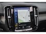 Volvo XC40 T3 Inscription | Panoramisch Schuif-/Kanteldak | Harman Kardon Premium Sound | Elektrisch verstelbare voorstoelen | Memory op bestuurdersstoel | 19 inch Lichtmetalen velgen | Lederen interieur | All Season banden | Parkeercamera Achter | BLIS | Adaptieve Cruise Control | Climate Control | Stoel-/ Stuurwielverwarming | Elektrische kofferklep |