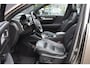 Volvo XC40 T3 Inscription | Panoramisch Schuif-/Kanteldak | Harman Kardon Premium Sound | Elektrisch verstelbare voorstoelen | Memory op bestuurdersstoel | 19 inch Lichtmetalen velgen | Lederen interieur | All Season banden | Parkeercamera Achter | BLIS | Adaptieve Cruise Control | Climate Control | Stoel-/ Stuurwielverwarming | Elektrische kofferklep |