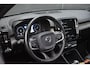 Volvo XC40 T3 Inscription | Panoramisch Schuif-/Kanteldak | Harman Kardon Premium Sound | Elektrisch verstelbare voorstoelen | Memory op bestuurdersstoel | 19 inch Lichtmetalen velgen | Lederen interieur | All Season banden | Parkeercamera Achter | BLIS | Adaptieve Cruise Control | Climate Control | Stoel-/ Stuurwielverwarming | Elektrische kofferklep |