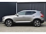 Volvo XC40 T3 Inscription | Panoramisch Schuif-/Kanteldak | Harman Kardon Premium Sound | Elektrisch verstelbare voorstoelen | Memory op bestuurdersstoel | 19 inch Lichtmetalen velgen | Lederen interieur | All Season banden | Parkeercamera Achter | BLIS | Adaptieve Cruise Control | Climate Control | Stoel-/ Stuurwielverwarming | Elektrische kofferklep |