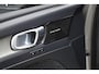 Volvo XC40 T3 Inscription | Panoramisch Schuif-/Kanteldak | Harman Kardon Premium Sound | Elektrisch verstelbare voorstoelen | Memory op bestuurdersstoel | 19 inch Lichtmetalen velgen | Lederen interieur | All Season banden | Parkeercamera Achter | BLIS | Adaptieve Cruise Control | Climate Control | Stoel-/ Stuurwielverwarming | Elektrische kofferklep |