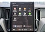 Volvo XC60 T8 Recharge AWD Ultra Black Edition Exec - Luchtvering - Panorama/schuifdak - IntelliSafe Assist & Surround - 360º Camera - Bowers & Wilkins audio - Adaptieve LED koplampen - Verwarmde voorstoelen, stuur & achterbank - Parkeersensoren voor & achter - Elektr. bedienb. voorstoelen met geheugen - Head up display - Draadloze tel. lader - Extra getint glas - Inklapbare trekhaak - 22' LMV