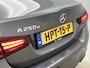 Mercedes-Benz A-klasse 250 e AMG Nightpakket | Panoramadak | Trekhaak | Alarm | Sfeerverlichting | Keyless Go | Stuur en Stoelverwarming | CarPlay | Inclusief 24 maanden Mercedes-Benz Certified garantie voor Europa.