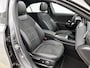 Mercedes-Benz A-klasse 250 e AMG Nightpakket | Panoramadak | Trekhaak | Alarm | Sfeerverlichting | Keyless Go | Stuur en Stoelverwarming | CarPlay | Inclusief 24 maanden Mercedes-Benz Certified garantie voor Europa.