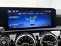 Mercedes-Benz A-klasse 250 e AMG Nightpakket | Panoramadak | Trekhaak | Alarm | Sfeerverlichting | Keyless Go | Stuur en Stoelverwarming | CarPlay | Inclusief 24 maanden Mercedes-Benz Certified garantie voor Europa.