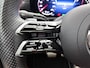 Mercedes-Benz A-klasse 250 e AMG Nightpakket | Panoramadak | Trekhaak | Alarm | Sfeerverlichting | Keyless Go | Stuur en Stoelverwarming | CarPlay | Inclusief 24 maanden Mercedes-Benz Certified garantie voor Europa.