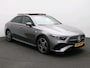 Mercedes-Benz A-klasse 250 e AMG Nightpakket | Panoramadak | Trekhaak | Alarm | Sfeerverlichting | Keyless Go | Stuur en Stoelverwarming | CarPlay | Inclusief 24 maanden Mercedes-Benz Certified garantie voor Europa.