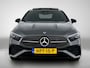 Mercedes-Benz A-klasse 250 e AMG Nightpakket | Panoramadak | Trekhaak | Alarm | Sfeerverlichting | Keyless Go | Stuur en Stoelverwarming | CarPlay | Inclusief 24 maanden Mercedes-Benz Certified garantie voor Europa.