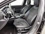 Mercedes-Benz A-klasse 250 e AMG Nightpakket | Panoramadak | Trekhaak | Alarm | Sfeerverlichting | Keyless Go | Stuur en Stoelverwarming | CarPlay | Inclusief 24 maanden Mercedes-Benz Certified garantie voor Europa.