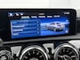 Mercedes-Benz A-klasse 250 e AMG Nightpakket | Panoramadak | Trekhaak | Alarm | Sfeerverlichting | Keyless Go | Stuur en Stoelverwarming | CarPlay | Inclusief 24 maanden Mercedes-Benz Certified garantie voor Europa.