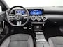 Mercedes-Benz A-klasse 250 e AMG Nightpakket | Panoramadak | Trekhaak | Alarm | Sfeerverlichting | Keyless Go | Stuur en Stoelverwarming | CarPlay | Inclusief 24 maanden Mercedes-Benz Certified garantie voor Europa.