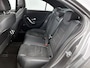 Mercedes-Benz A-klasse 250 e AMG Nightpakket | Panoramadak | Trekhaak | Alarm | Sfeerverlichting | Keyless Go | Stuur en Stoelverwarming | CarPlay | Inclusief 24 maanden Mercedes-Benz Certified garantie voor Europa.