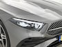 Mercedes-Benz A-klasse 250 e AMG Nightpakket | Panoramadak | Trekhaak | Alarm | Sfeerverlichting | Keyless Go | Stuur en Stoelverwarming | CarPlay | Inclusief 24 maanden Mercedes-Benz Certified garantie voor Europa.