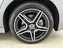 Mercedes-Benz A-klasse 250 e AMG Nightpakket | Panoramadak | Trekhaak | Alarm | Sfeerverlichting | Keyless Go | Stuur en Stoelverwarming | CarPlay | Inclusief 24 maanden Mercedes-Benz Certified garantie voor Europa.