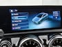 Mercedes-Benz A-klasse 250 e AMG Nightpakket | Panoramadak | Trekhaak | Alarm | Sfeerverlichting | Keyless Go | Stuur en Stoelverwarming | CarPlay | Inclusief 24 maanden Mercedes-Benz Certified garantie voor Europa.
