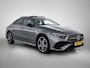 Mercedes-Benz A-klasse 250 e AMG Nightpakket | Panoramadak | Trekhaak | Alarm | Sfeerverlichting | Keyless Go | Stuur en Stoelverwarming | CarPlay | Inclusief 24 maanden Mercedes-Benz Certified garantie voor Europa.