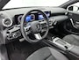 Mercedes-Benz A-klasse 250 e AMG Nightpakket | Panoramadak | Trekhaak | Alarm | Sfeerverlichting | Keyless Go | Stuur en Stoelverwarming | CarPlay | Inclusief 24 maanden Mercedes-Benz Certified garantie voor Europa.