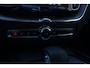 Volvo XC60 T6 Plug-in hybrid AWD Ultra Dark | Trekhaak | Panoramadak | Verwarmbare voorstoelen, achterbank en stuurwiel | 360 graden camera | Head-up display | Premium audio by Harman Kardon | Adaptieve cruise control | Keyless