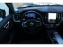 Volvo XC60 T6 Plug-in hybrid AWD Ultra Dark | Trekhaak | Panoramadak | Verwarmbare voorstoelen, achterbank en stuurwiel | 360 graden camera | Head-up display | Premium audio by Harman Kardon | Adaptieve cruise control | Keyless