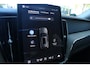 Volvo XC60 T6 Plug-in hybrid AWD Plus Dark | Panoramadak | Trekhaak | Head up display | 360 graden camera | Premium audio by Harman Kardon | Verwarmbare voorstoelen stuurwiel en achterbank