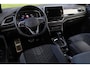 Volkswagen T-Roc 1.5 TSI R-Line Business+ 150PK / 110kW DSG, Door ons geleverd en onderhouden, panoramadak, trekhaak, R-Line in- en exterieur, 18" 'Nevada' LMV, privacy glas, keyless go & entry, elektrische achterklep, LED Matrix (IQ.Lights), dodehoekdetectie (Side Assist), achteruitrijcamera (rear view), navigatie, digital cockpit pro, elektrisch verstel-, verwarm- en inklapbare buitenspiegels, verwarmbare voorstoelen, verwarmbaar multifunctioneel lederen stuurwiel, Apple Carplay & Android Auto, adaptieve cruise control (ACC) met Travel Assist etc.