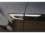 Volkswagen T-Roc 1.5 TSI R-Line Business+ 150PK / 110kW DSG, Door ons geleverd en onderhouden, panoramadak, trekhaak, R-Line in- en exterieur, 18" 'Nevada' LMV, privacy glas, keyless go & entry, elektrische achterklep, LED Matrix (IQ.Lights), dodehoekdetectie (Side Assist), achteruitrijcamera (rear view), navigatie, digital cockpit pro, elektrisch verstel-, verwarm- en inklapbare buitenspiegels, verwarmbare voorstoelen, verwarmbaar multifunctioneel lederen stuurwiel, Apple Carplay & Android Auto, adaptieve cruise control (ACC) met Travel Assist etc.