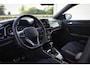 Volkswagen T-Roc 1.5 TSI R-Line // Black Style | Trekhaak | IQ.Lights | Camera | Navi. | Stoelverwarming | CarPlay & Android Auto