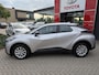 Toyota C-HR / C-HR+ 1.8 Hybrid 140 Active 4-SEIZOENSBANDEN ANDROID & APPLE DIGITALE TELLERS METALLIC LAK