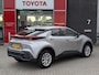 Toyota C-HR / C-HR+ 1.8 Hybrid 140 Active 4-SEIZOENSBANDEN ANDROID & APPLE DIGITALE TELLERS METALLIC LAK
